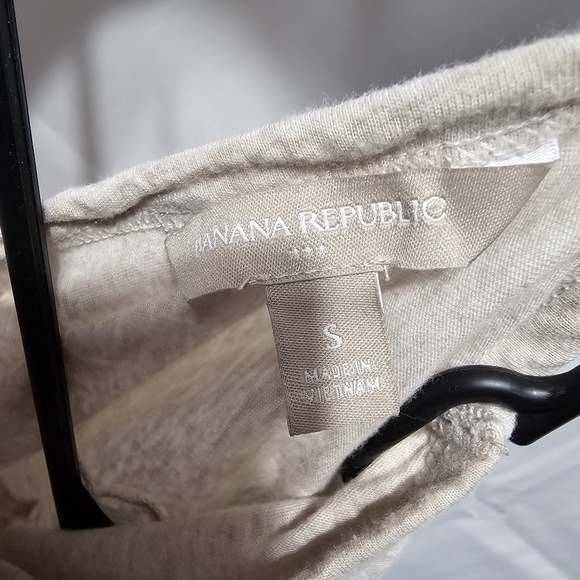 Banana Republic v neck front and back color cream short sleeve t-shirt - Picture 2 of 3